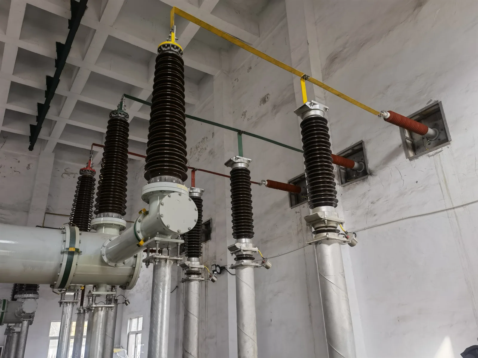 High-voltage equipment field operation scene
