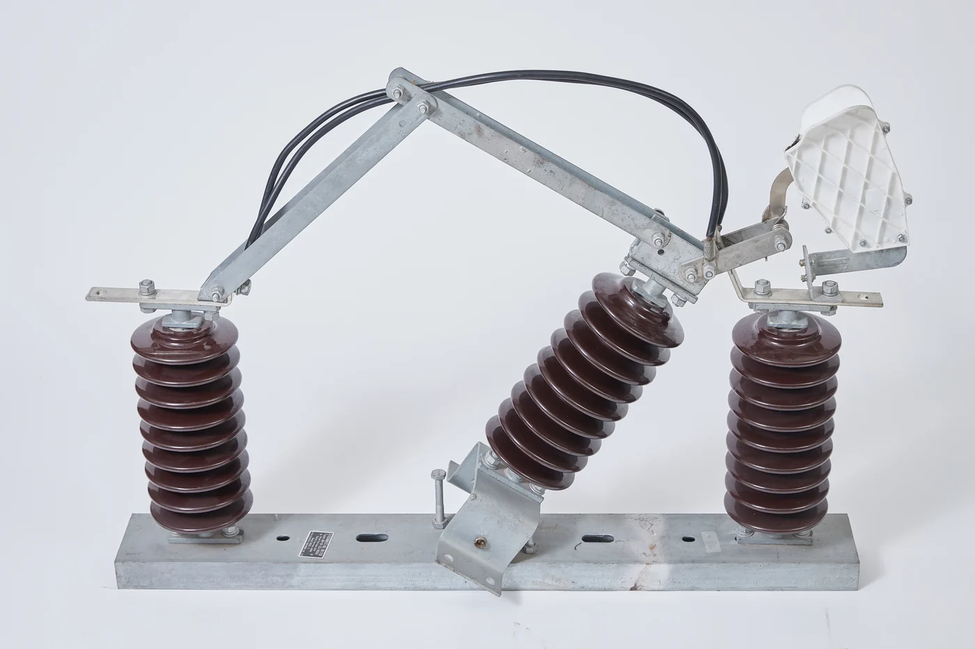 Outdoor air break switch with arc chute option and porcelain insulators