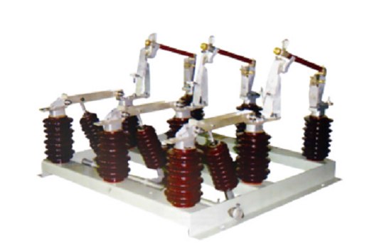 Fuse disconnect switch with porcelain insulators and three phase frame