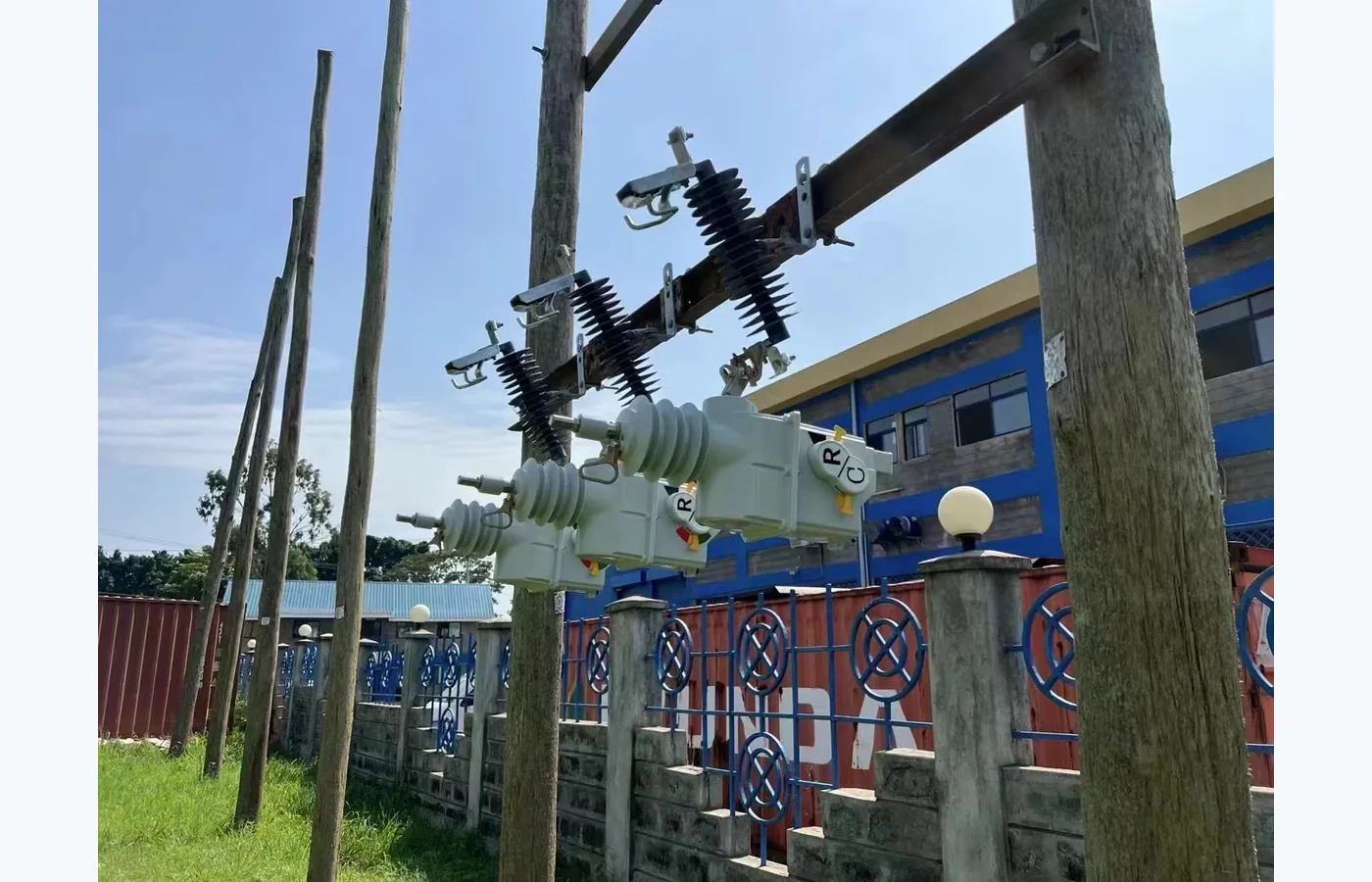 Single-phase recloser field installation on overhead line