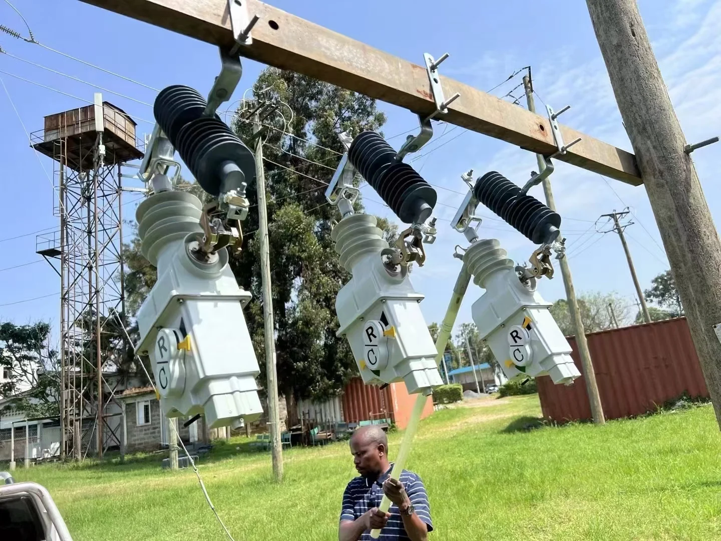 XIYA POWER smart distribution recloser installed on overhead line